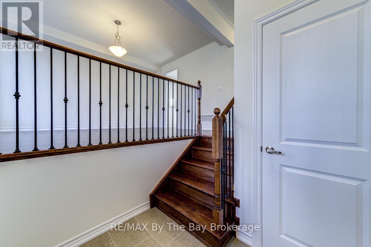 162 Mapleside Drive, Wasaga Beach, Ontario  L9Z 0L4 - Photo 3 - S12126941