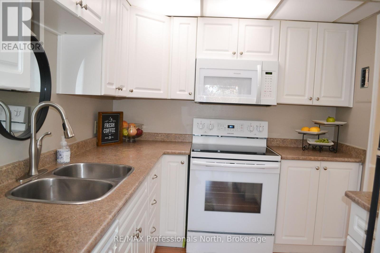 22 - 26 Herman Avenue, Huntsville, Ontario  P1H 1J6 - Photo 4 - X12129299