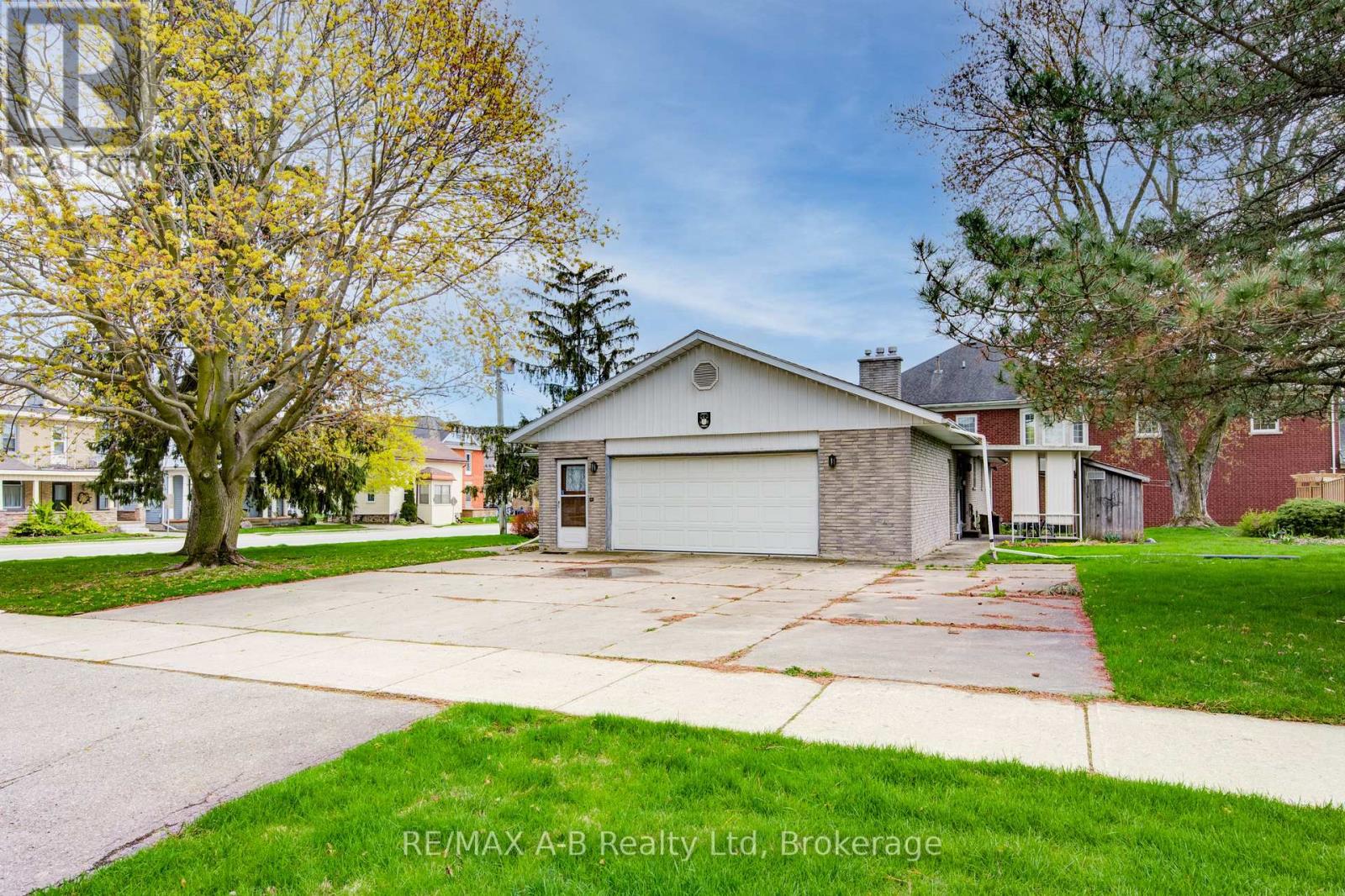 99 Woodstock Street N, East Zorra-Tavistock, Ontario  N0B 2R0 - Photo 3 - X12130918