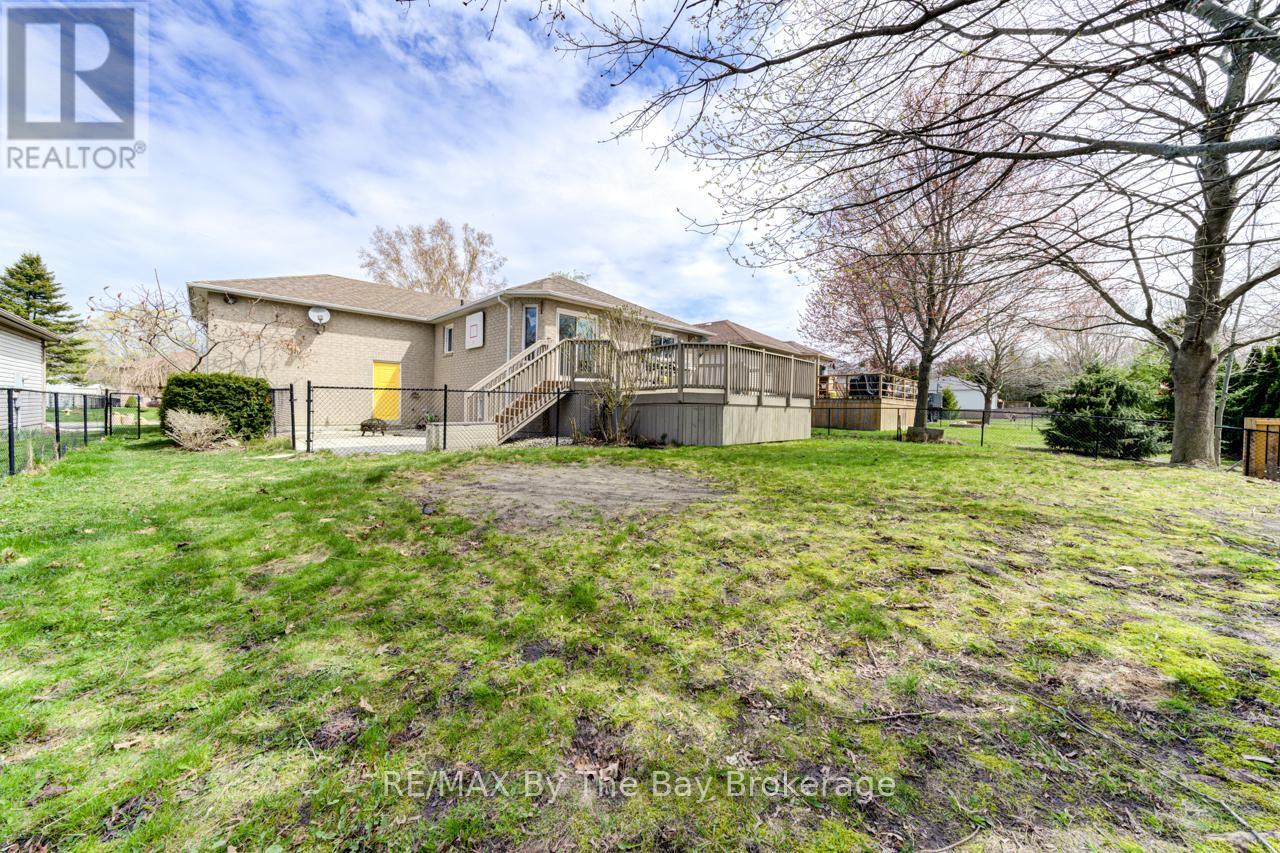 12 Acorn Crescent, Wasaga Beach, Ontario  L9Z 1L6 - Photo 3 - S12131054