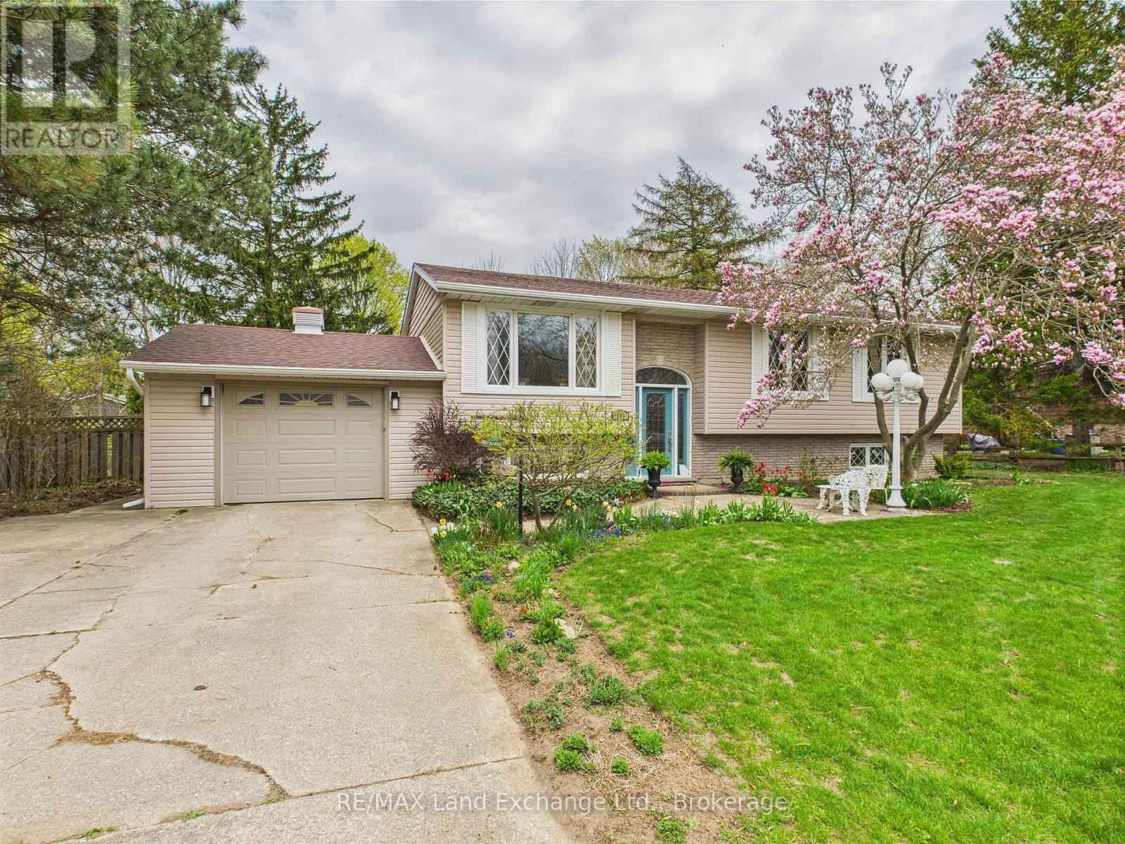 155 Willis Crescent, Huron-Kinloss, Ontario  N0G 2R0 - Photo 2 - X12132878