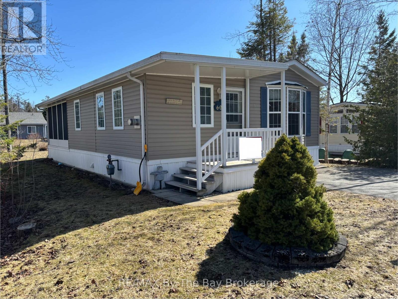 60 Topaz Street, Wasaga Beach, Ontario  L9Z 1X7 - Photo 1 - S12133381