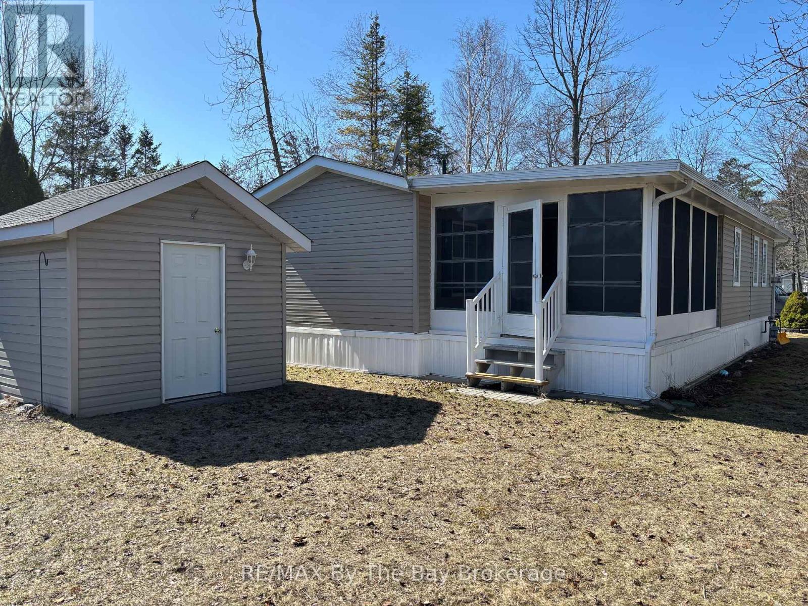 60 Topaz Street, Wasaga Beach, Ontario  L9Z 1X7 - Photo 2 - S12133381