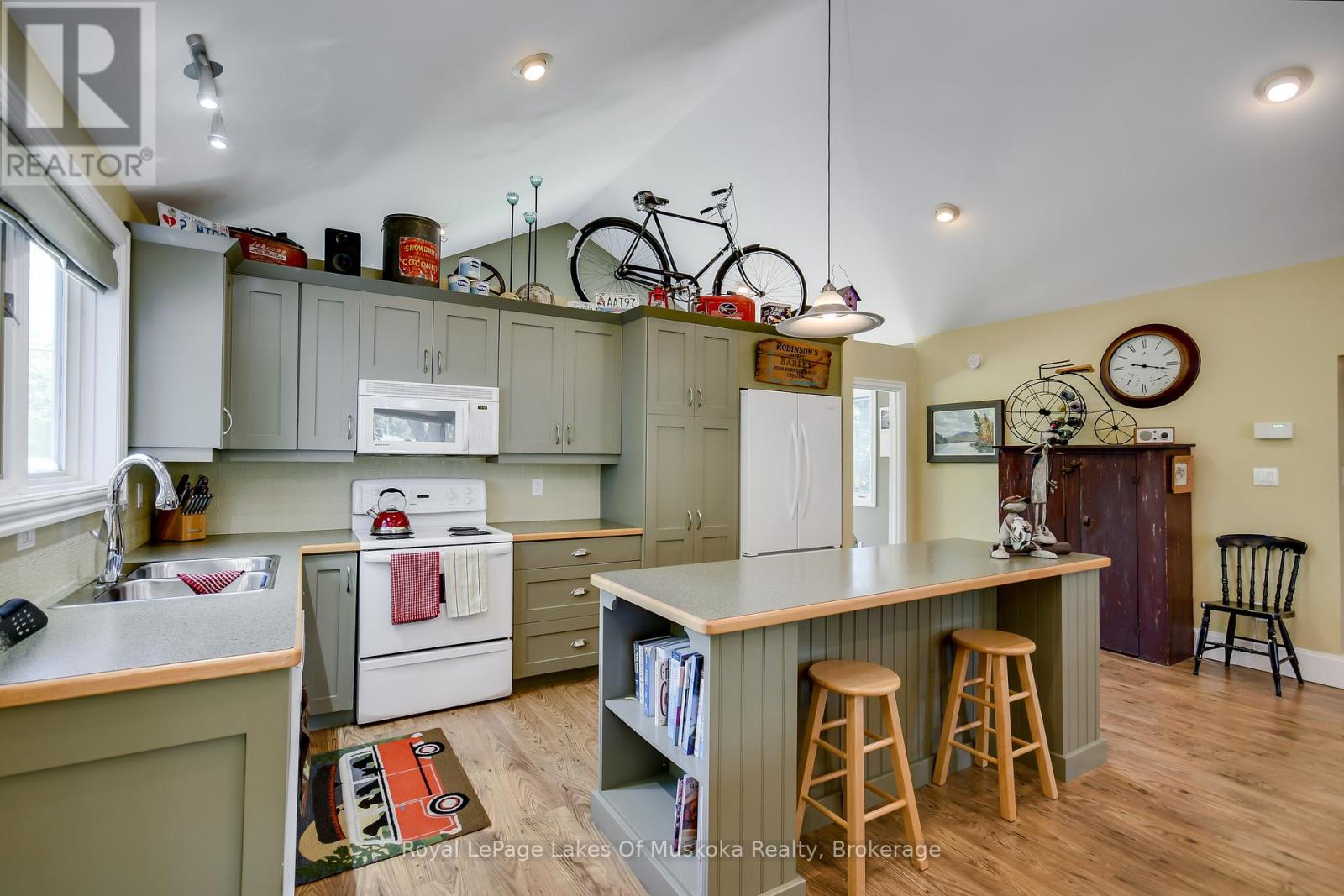 230 Ecclestone Drive, Bracebridge, Ontario  P1L 1G4 - Photo 26 - X12133471