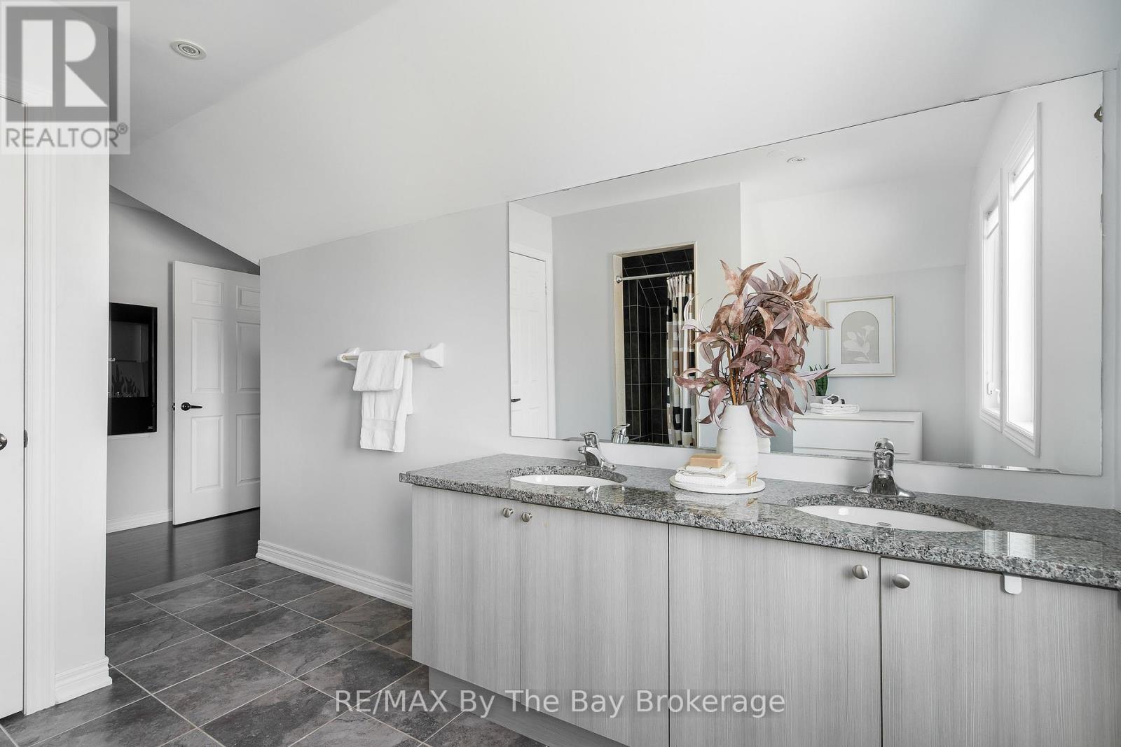 35 Falvo Street, Wasaga Beach, Ontario  L9Z 0G8 - Photo 21 - S12134326