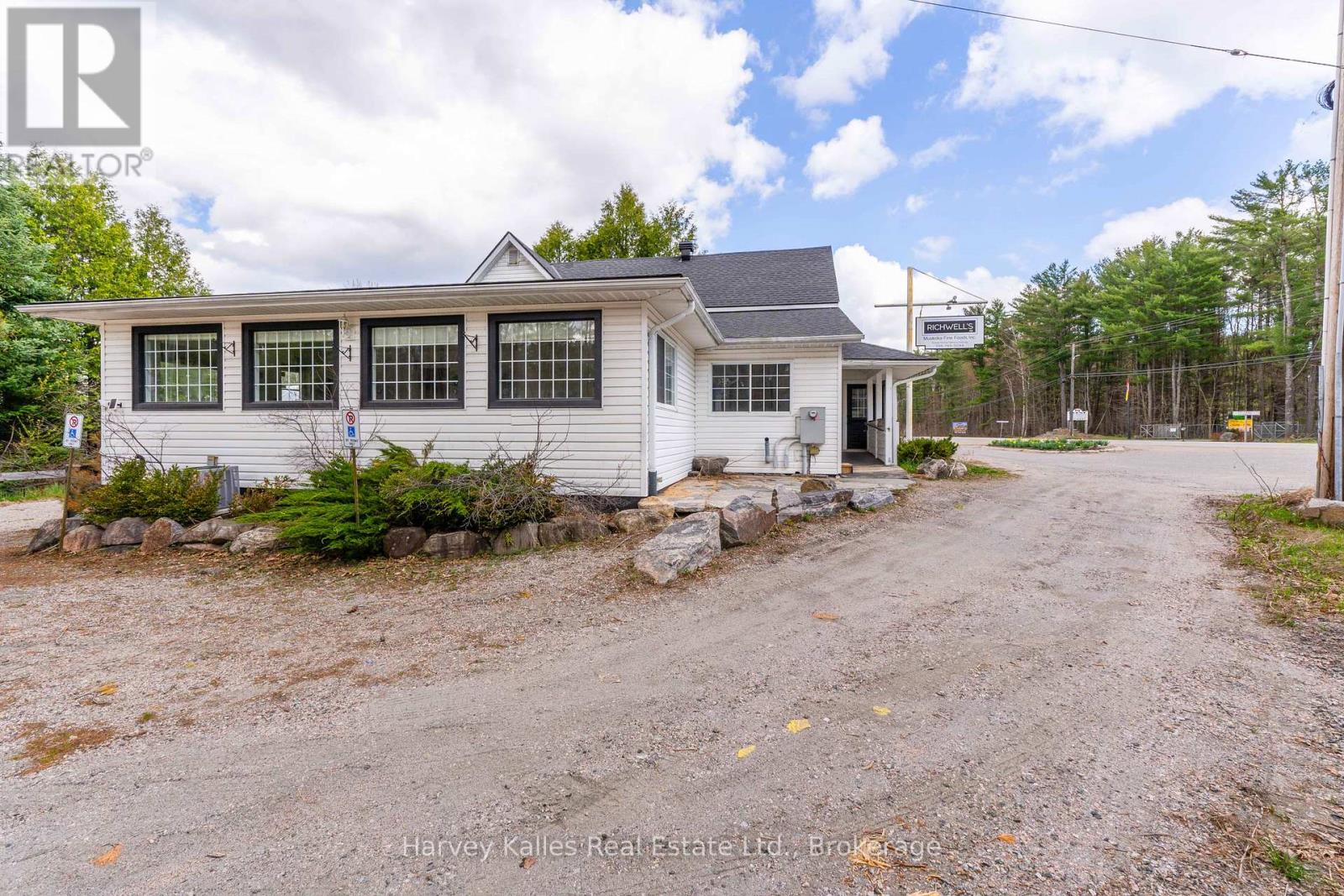 3842 Muskoka Rd 118 W, Muskoka Lakes, Ontario  P0B 1J0 - Photo 12 - X12135085