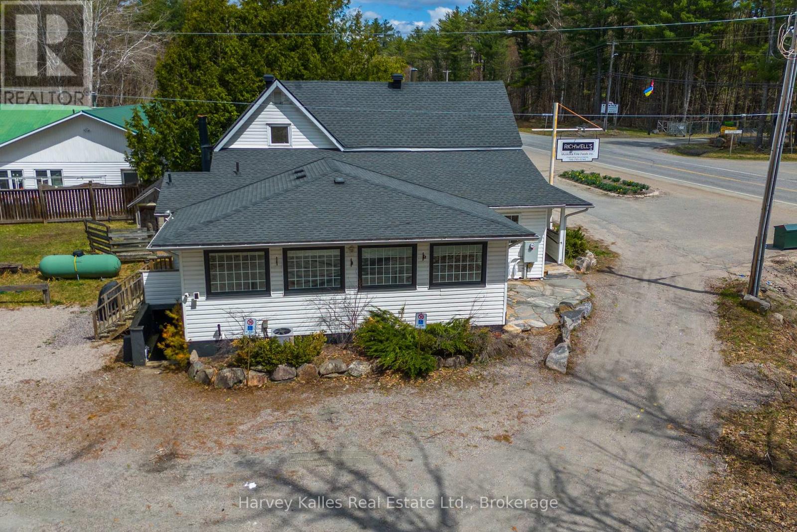 3842 Muskoka Rd 118 W, Muskoka Lakes, Ontario  P0B 1J0 - Photo 5 - X12135085