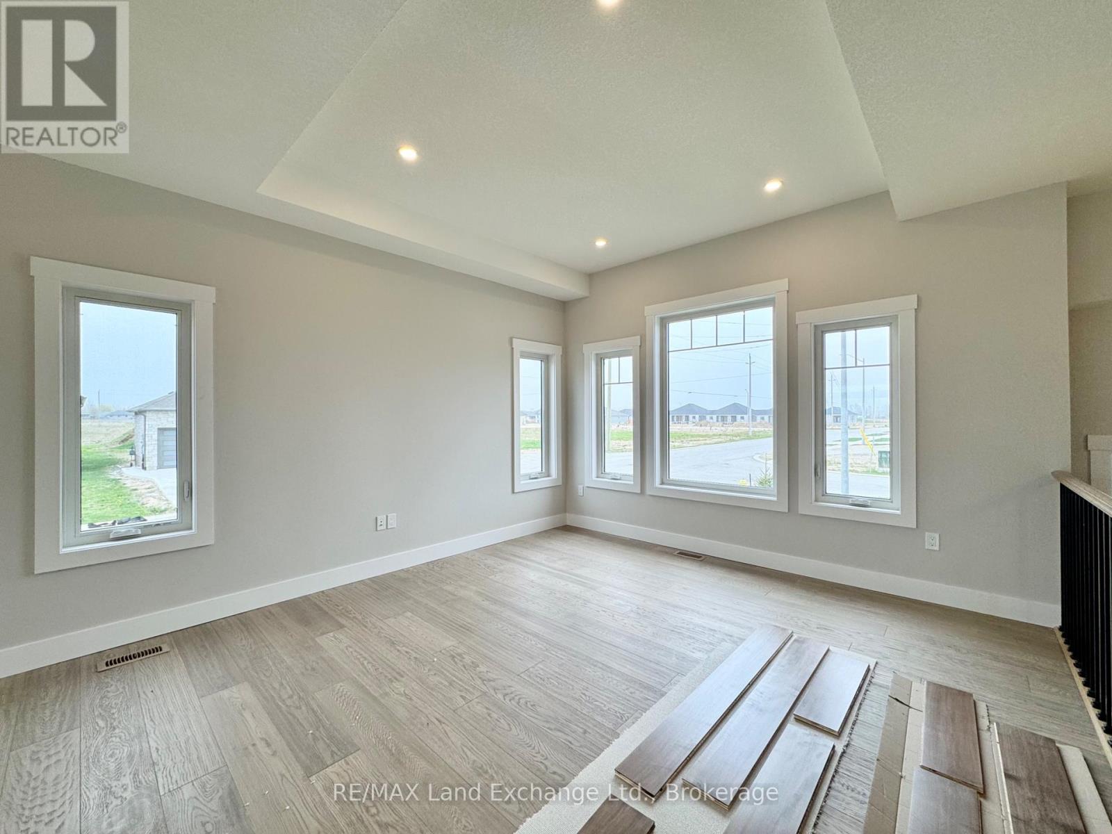 399 Amanda's Way, Saugeen Shores, Ontario  N0H 2C3 - Photo 4 - X12135880