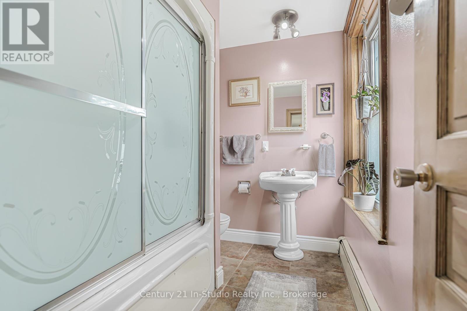 489 Lambton Street W, West Grey, Ontario  N0G 1R0 - Photo 12 - X12137051