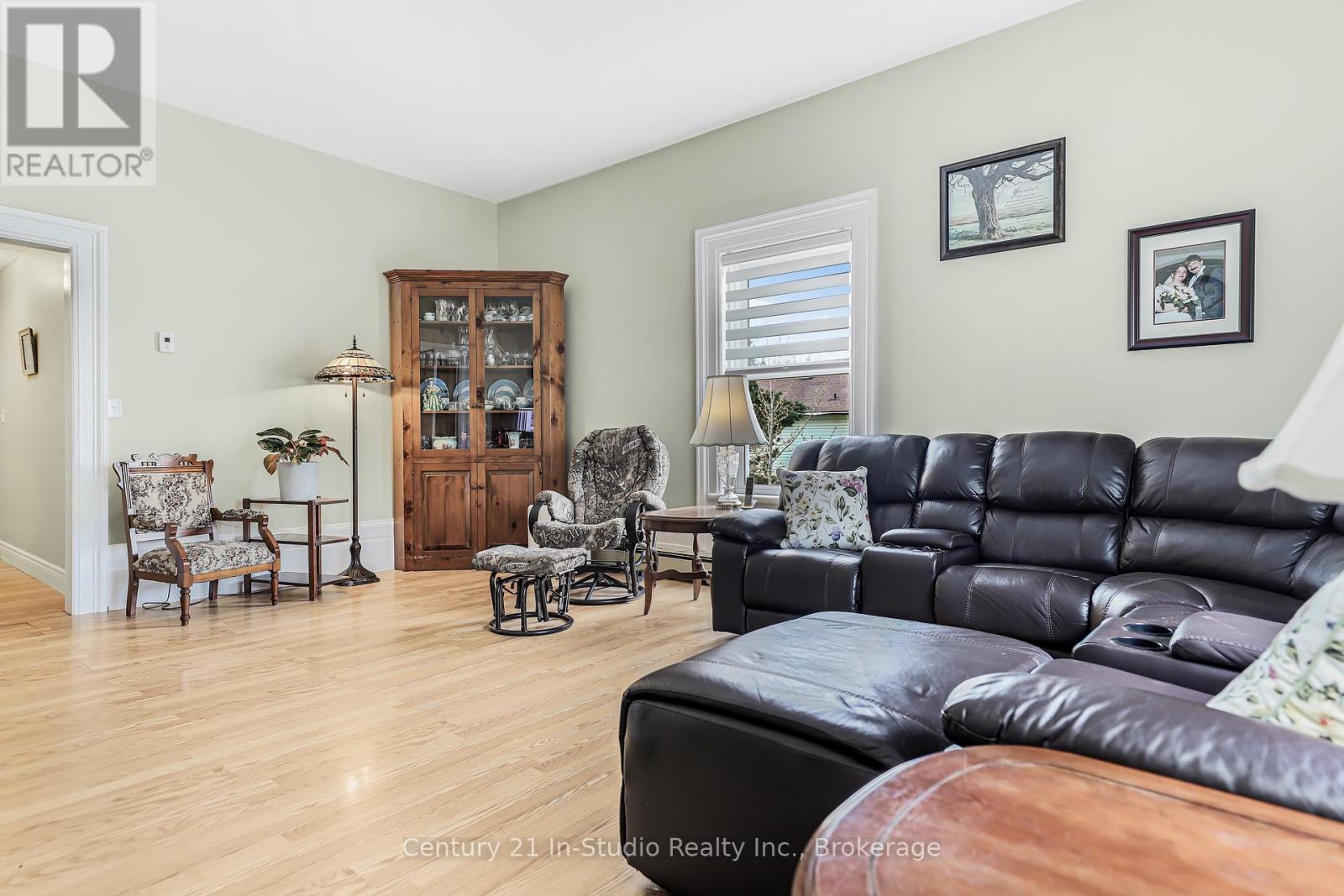 489 Lambton Street W, West Grey, Ontario  N0G 1R0 - Photo 14 - X12137051