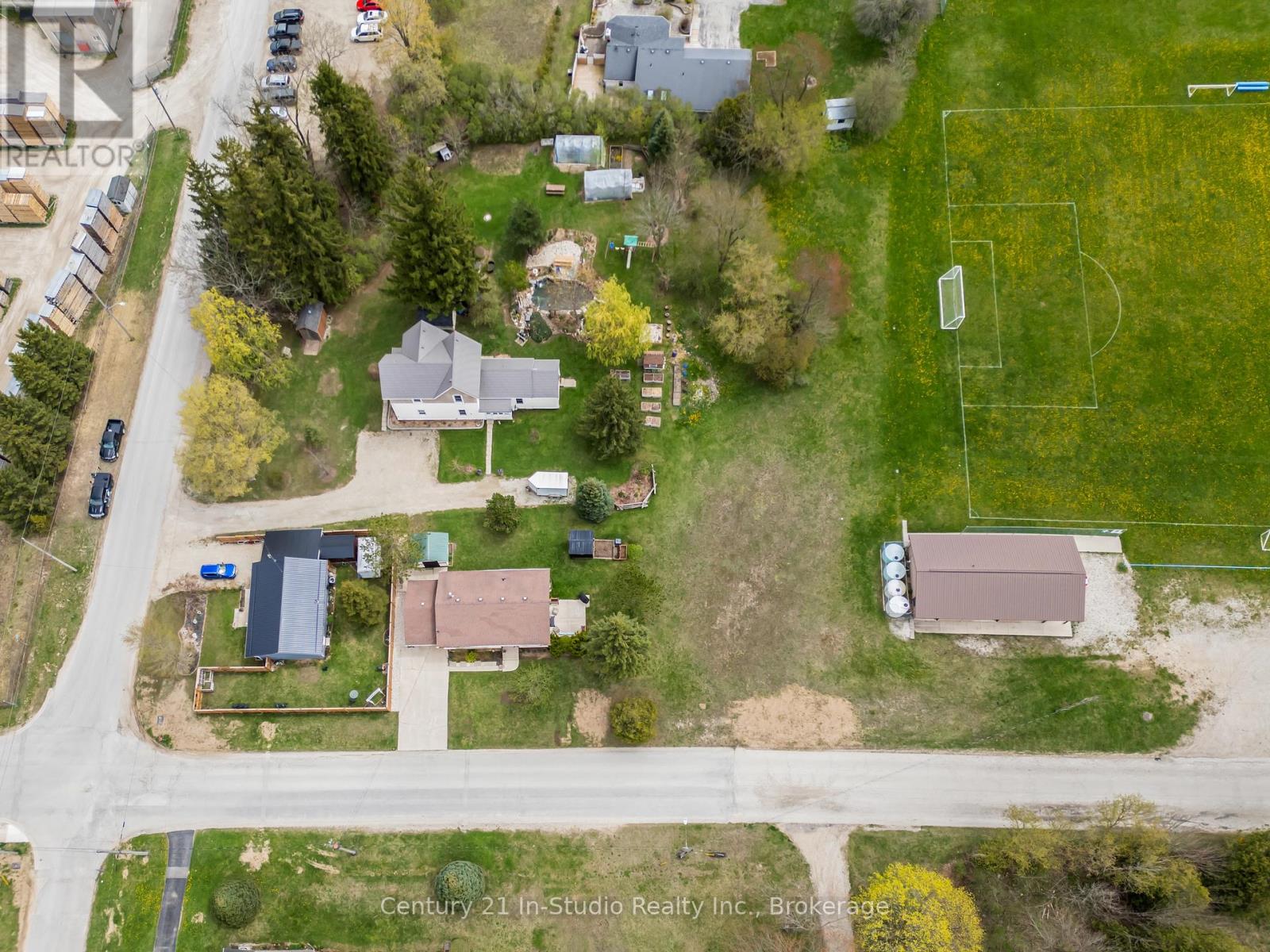 489 Lambton Street W, West Grey, Ontario  N0G 1R0 - Photo 9 - X12137051