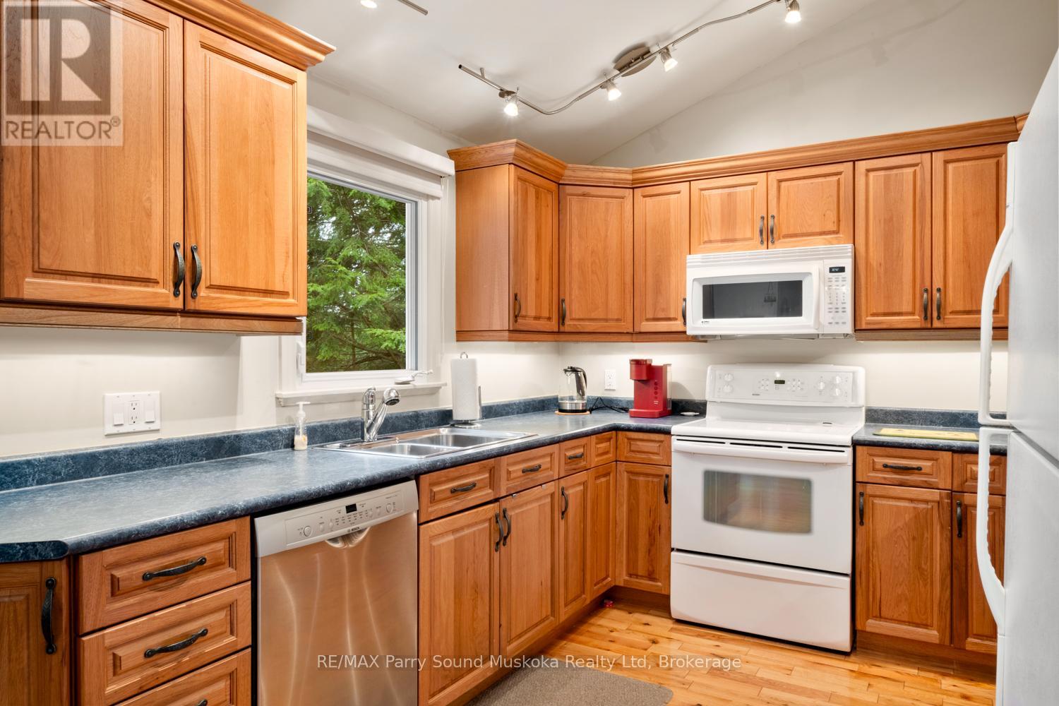 17 Tapatoo Trail, Seguin, Ontario  P2A 2W8 - Photo 18 - X12140157