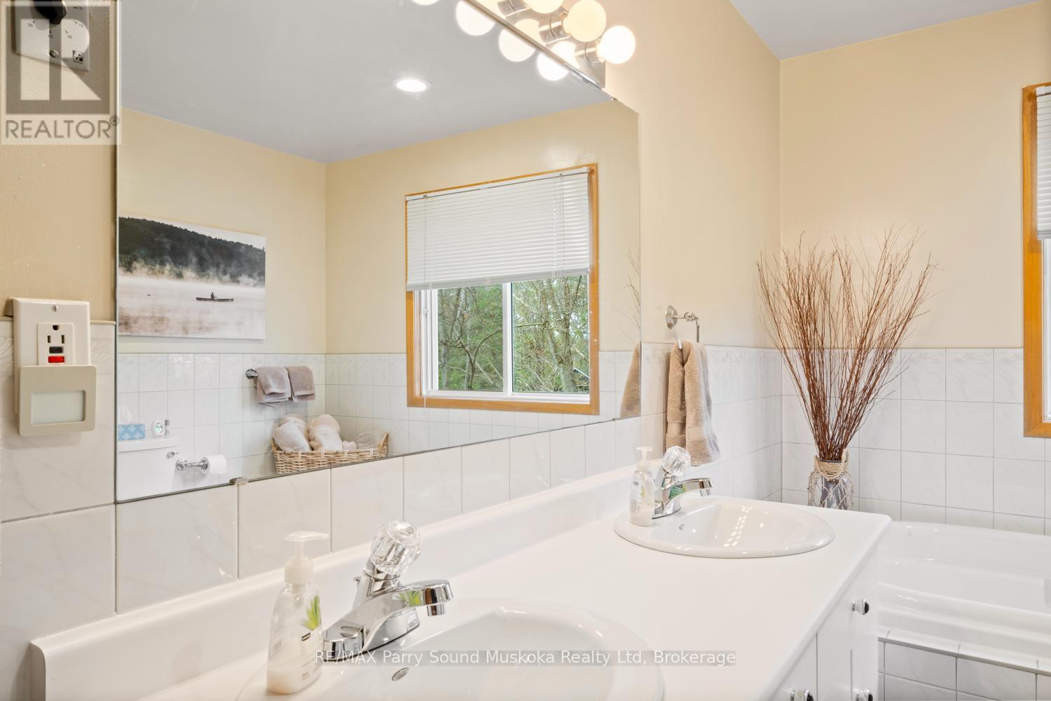17 Tapatoo Trail, Seguin, Ontario  P2A 2W8 - Photo 36 - X12140157