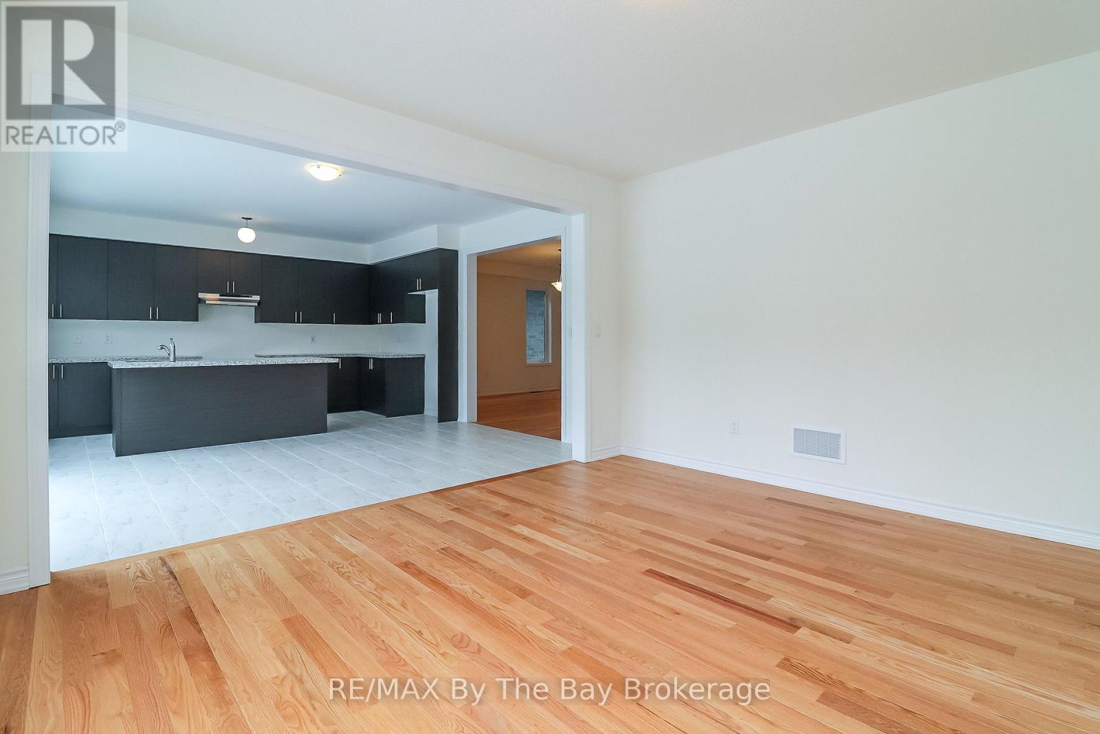 151 Rosanne Circle, Wasaga Beach, Ontario  L9Z 0N1 - Photo 20 - S12143616