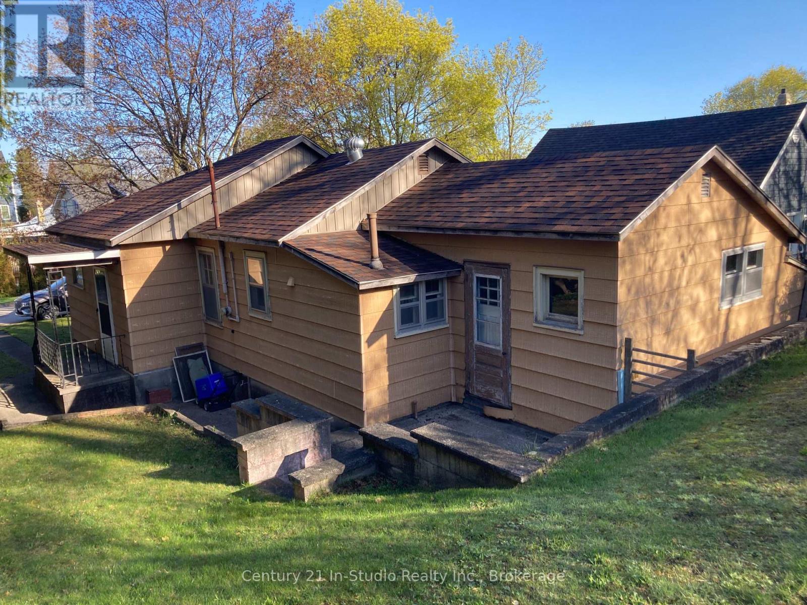 897 Mcdonald Avenue, Kincardine, Ontario  N2Z 1A5 - Photo 2 - X12149734