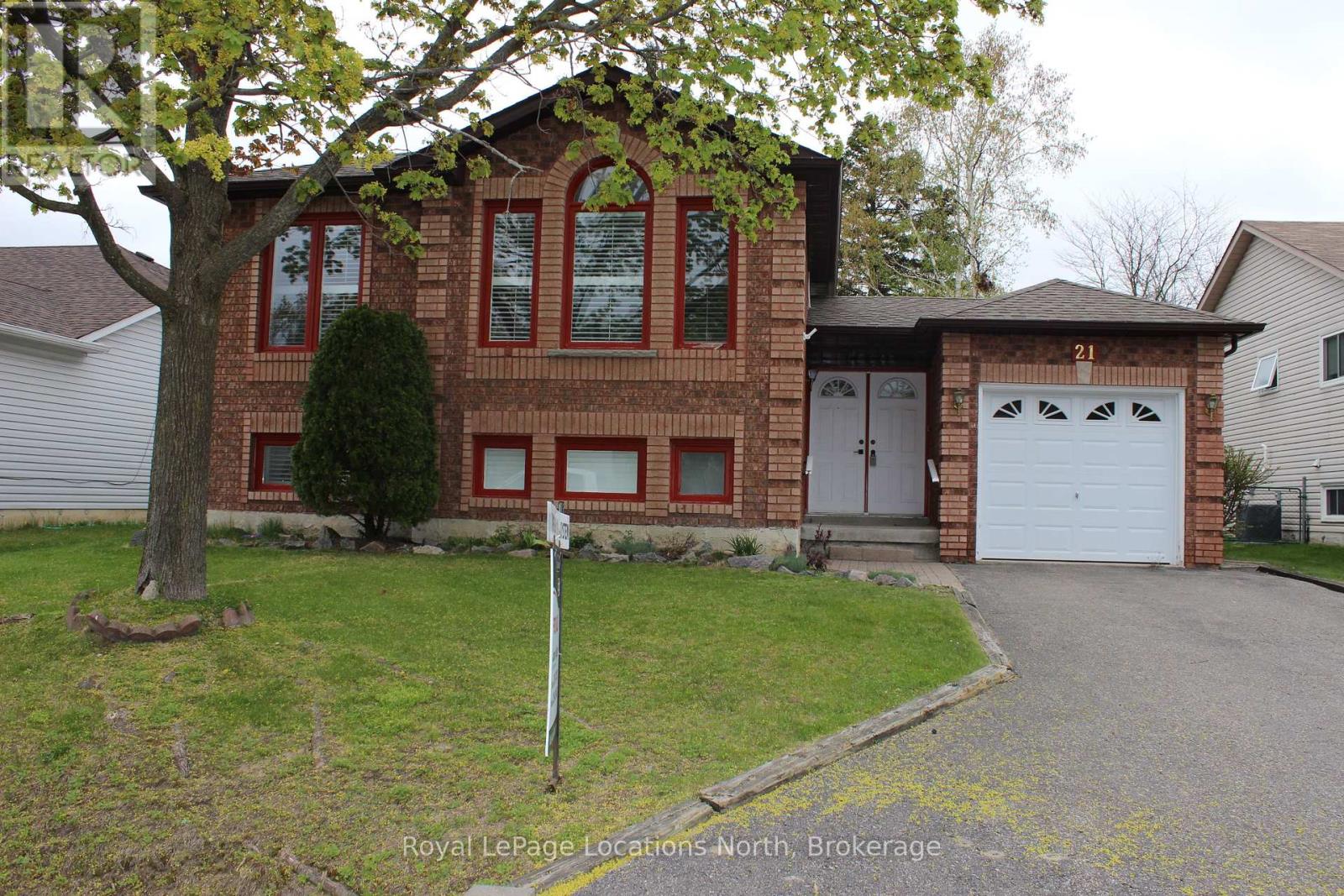 21 Langevin Drive, Wasaga Beach, Ontario  L9Z 1C6 - Photo 3 - S12151229