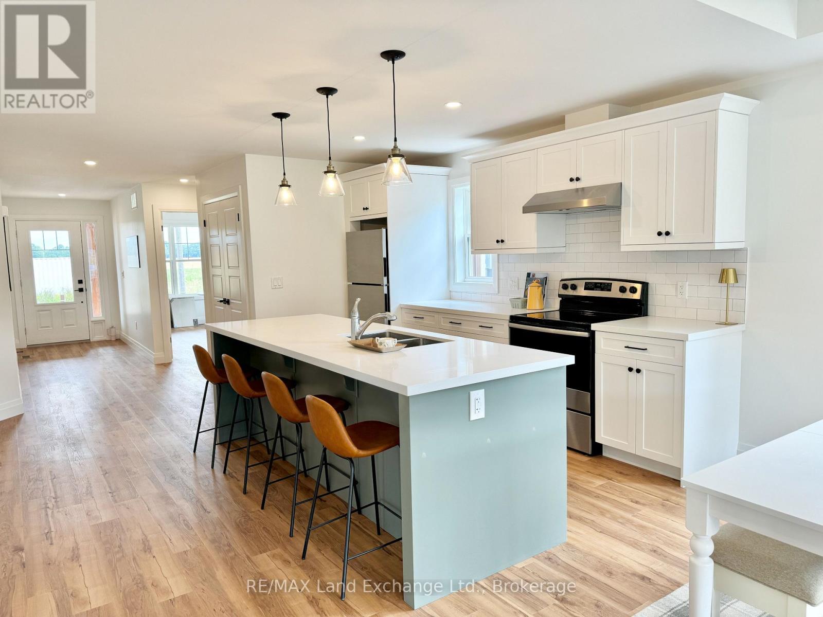 102 Eagle Court, Saugeen Shores, Ontario  N0H 2C3 - Photo 4 - X12151576