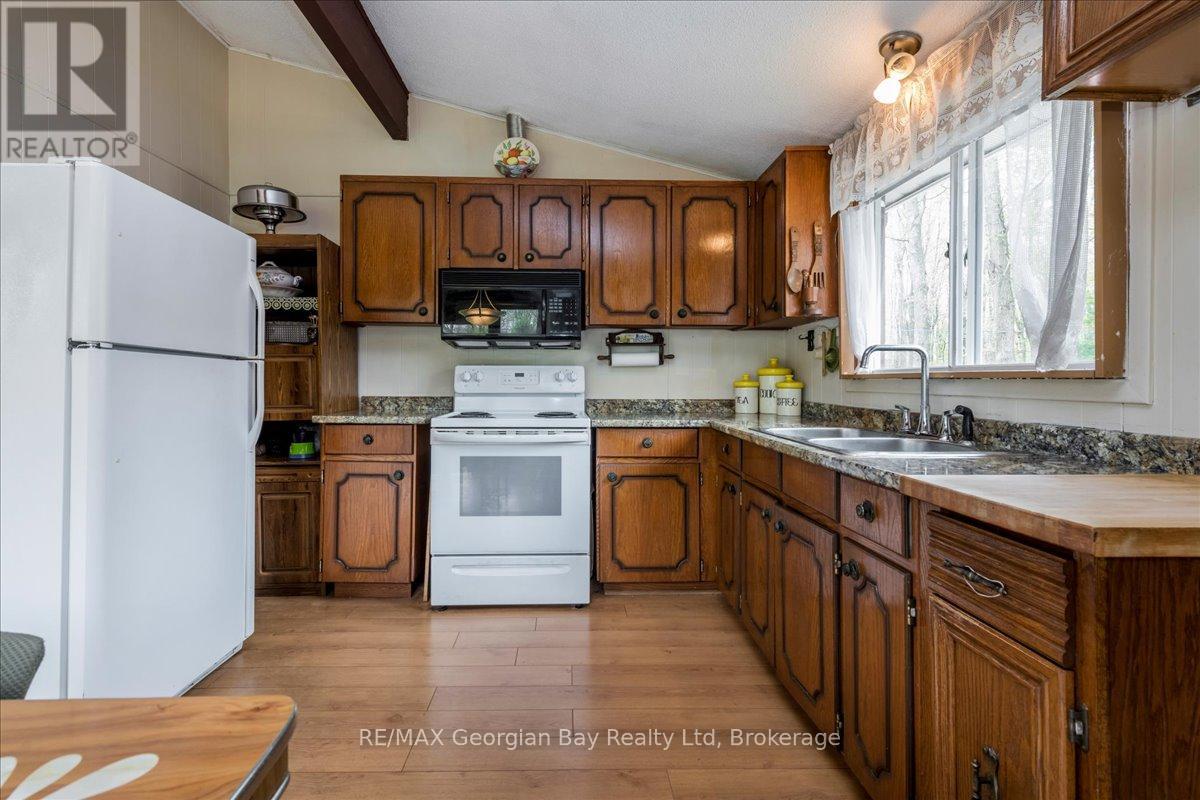 25 Tall Pines Drive W, Tiny, Ontario  L9M 0H4 - Photo 11 - S12151741
