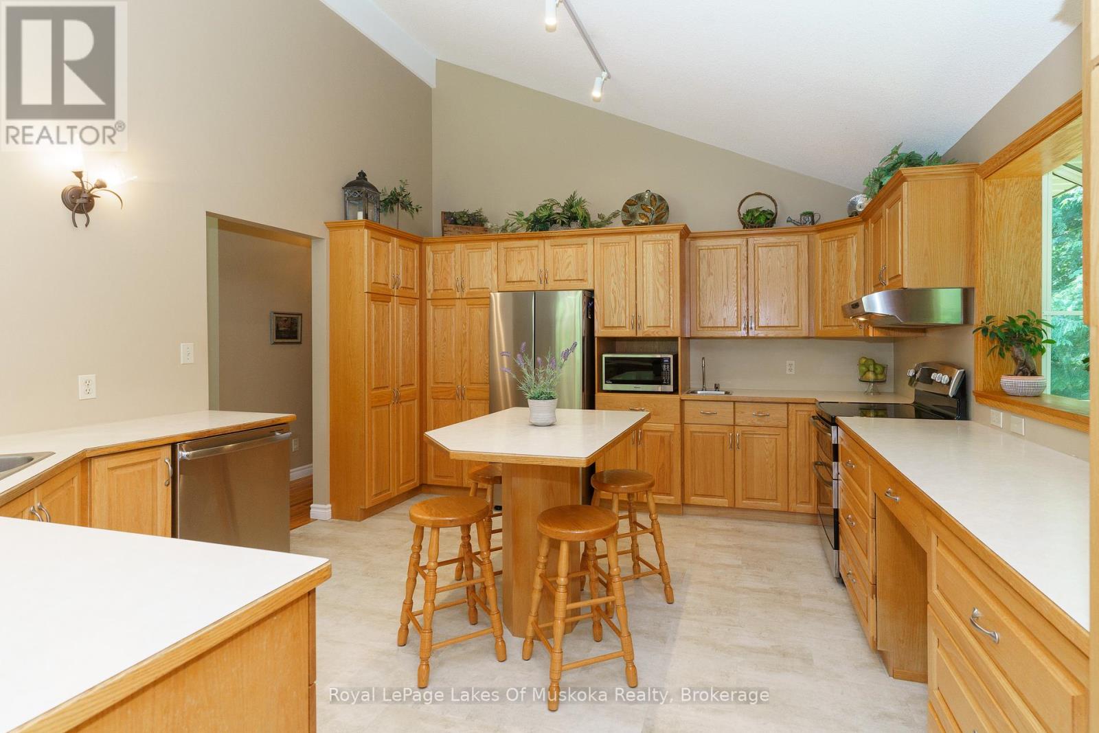 1020 Amelia Crescent, Gravenhurst, Ontario  P0E 1G0 - Photo 15 - X12151628
