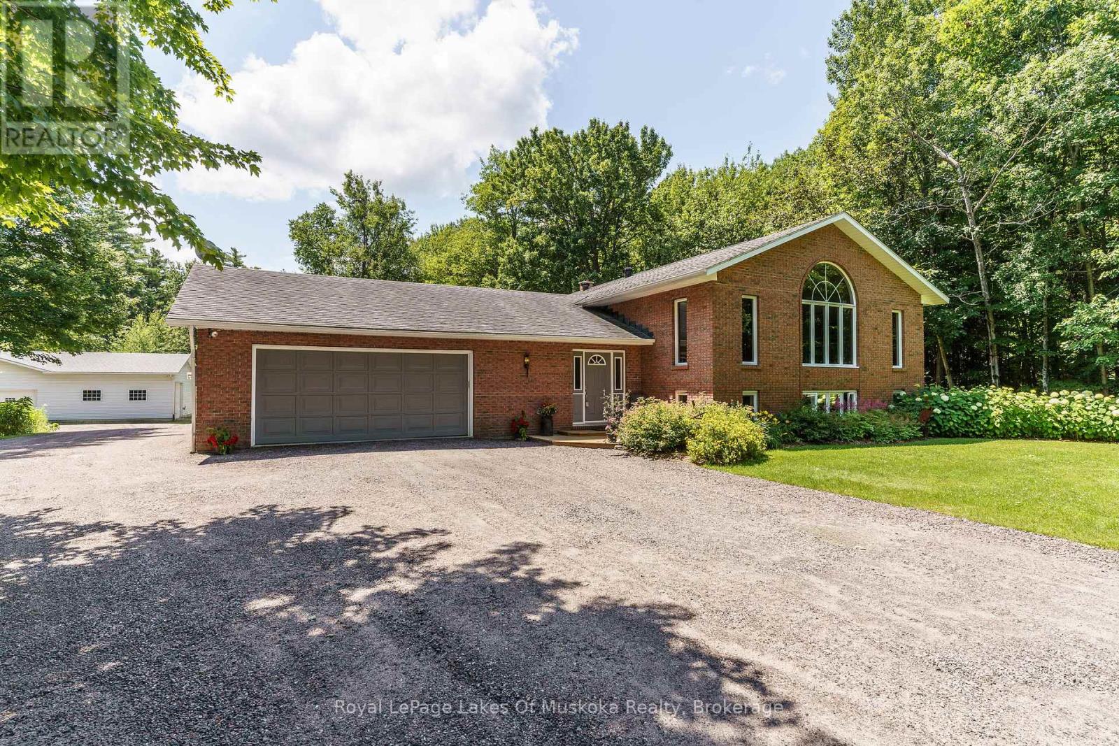 1020 Amelia Crescent, Gravenhurst, Ontario  P0E 1G0 - Photo 2 - X12151628