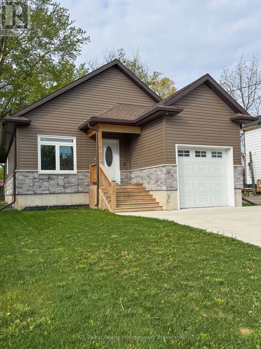 52 QUEEN STREET, Huron East, Ontario