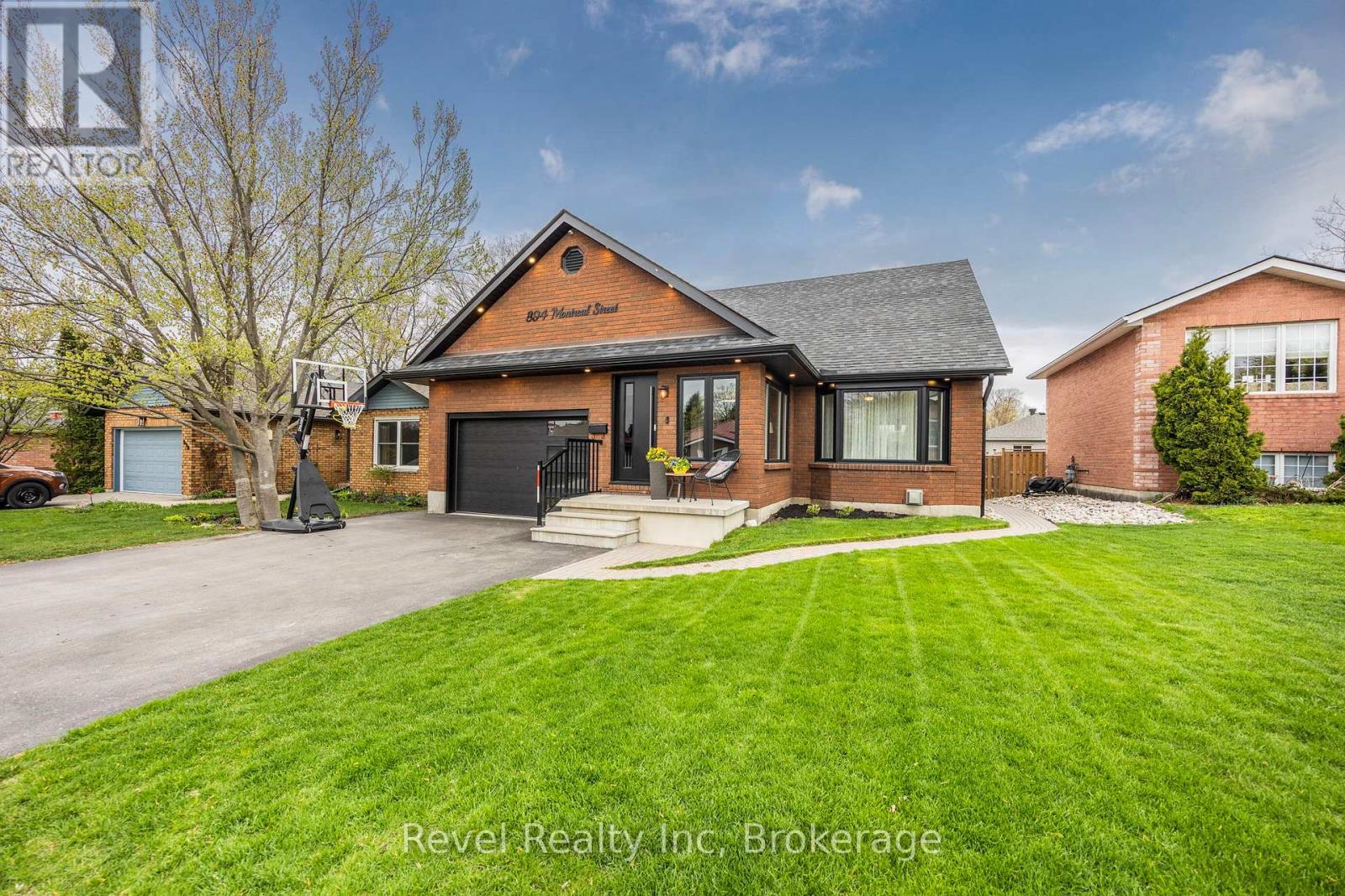 894 MONTREAL STREET, Midland, Ontario