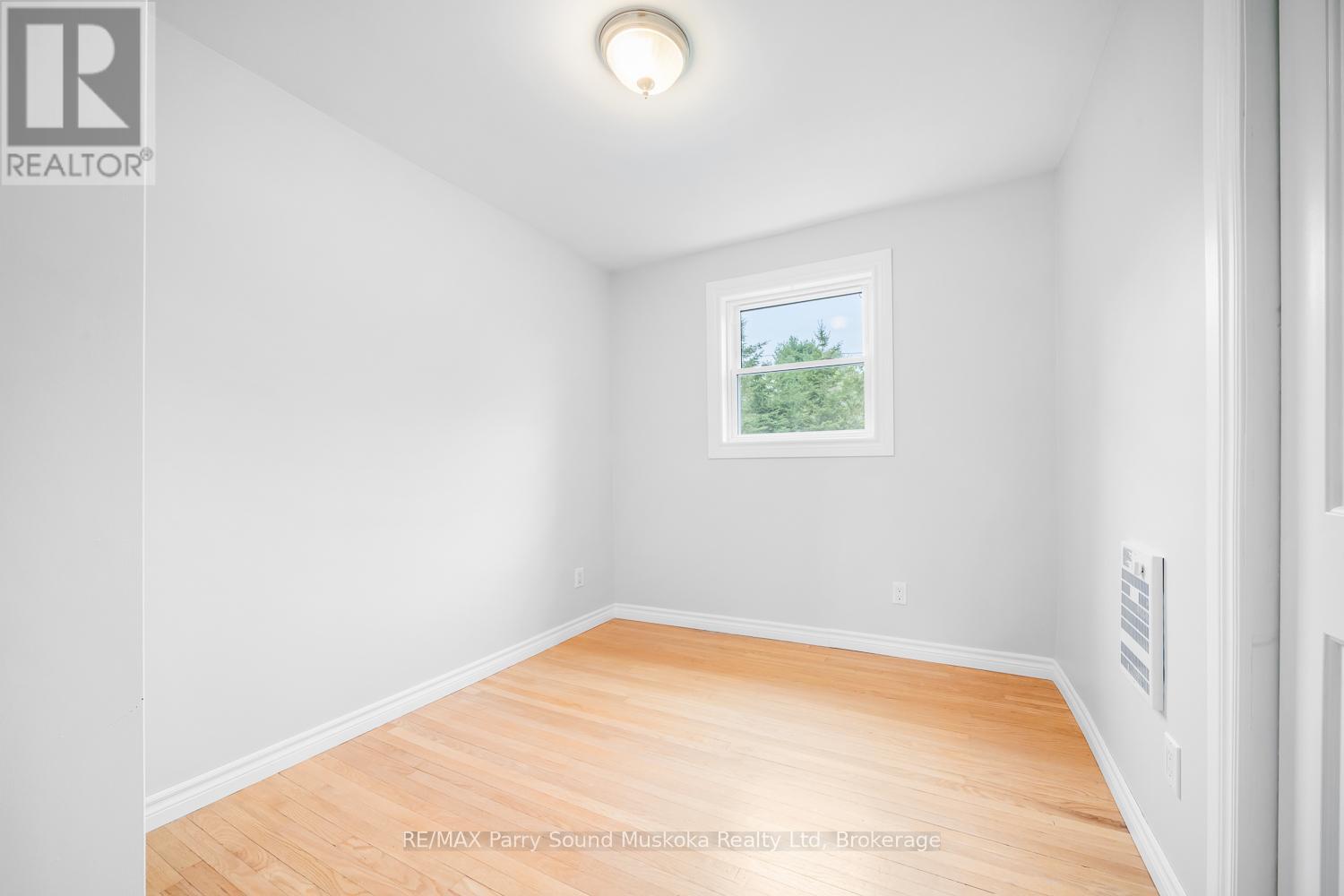 22 Dickinson Road, Mckellar, Ontario  P2A 2W7 - Photo 32 - X12154092
