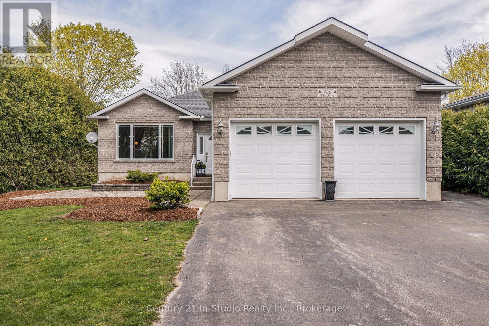 406 Alice Street, Saugeen Shores, Ontario  N0H 2L0 - Photo 2 - X12154113