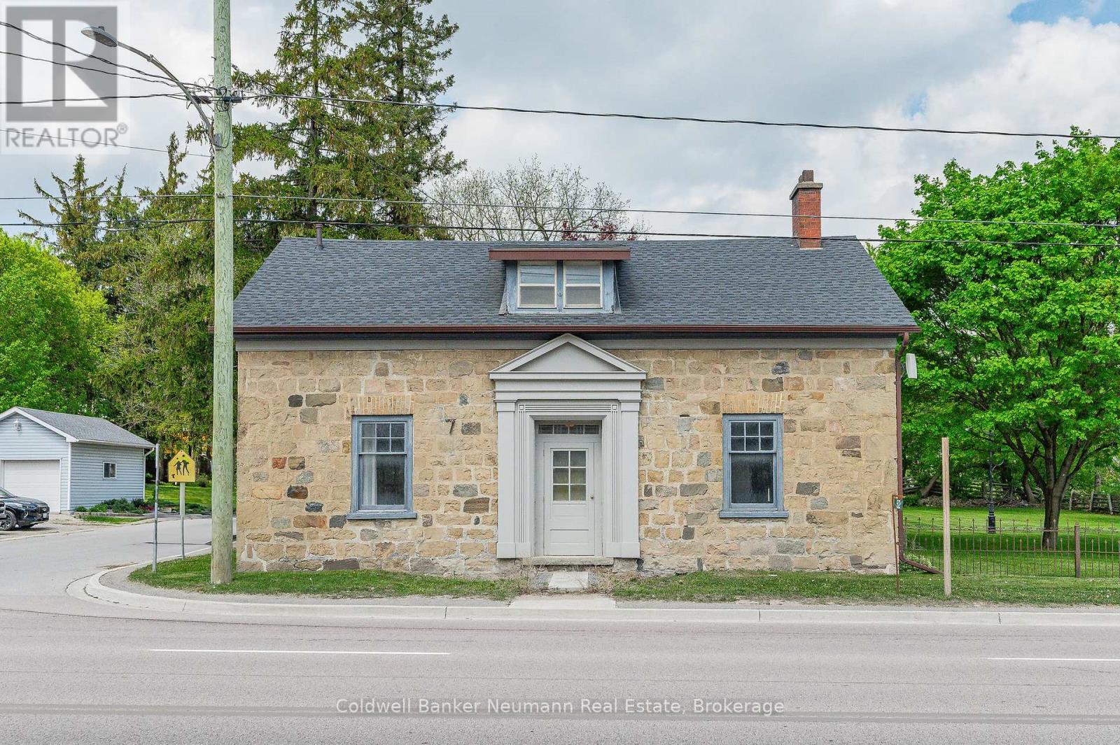 52 Brock Road S, Puslinch, Ontario  N0B 2J0 - Photo 3 - X12154745
