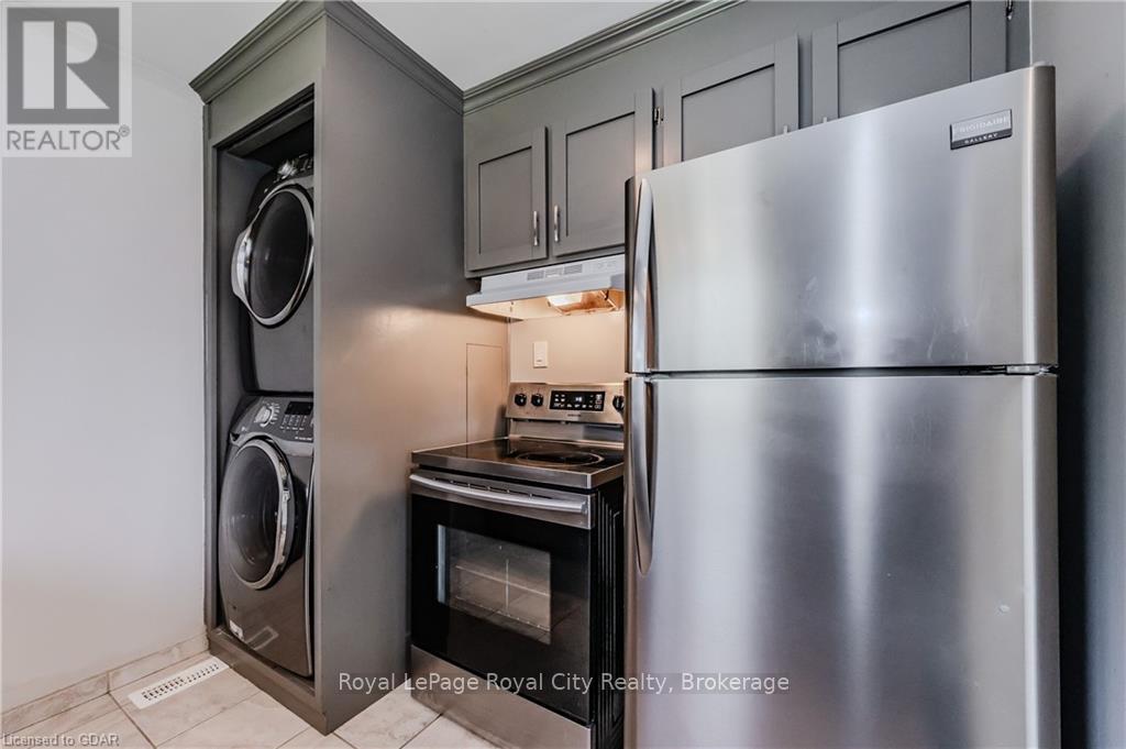Upper - 65 Village Road, Kitchener, Ontario  N2M 4K9 - Photo 11 - X12154838