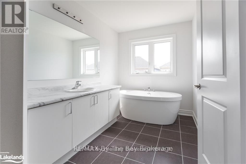 47 Lisa Street, Wasaga Beach, Ontario  L9Z 1J9 - Photo 14 - S12155330