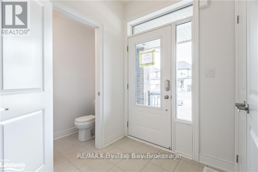 47 Lisa Street, Wasaga Beach, Ontario  L9Z 1J9 - Photo 2 - S12155330