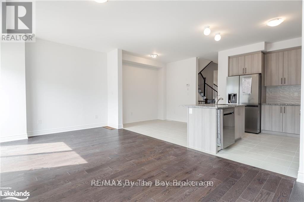 47 Lisa Street, Wasaga Beach, Ontario  L9Z 1J9 - Photo 8 - S12155330