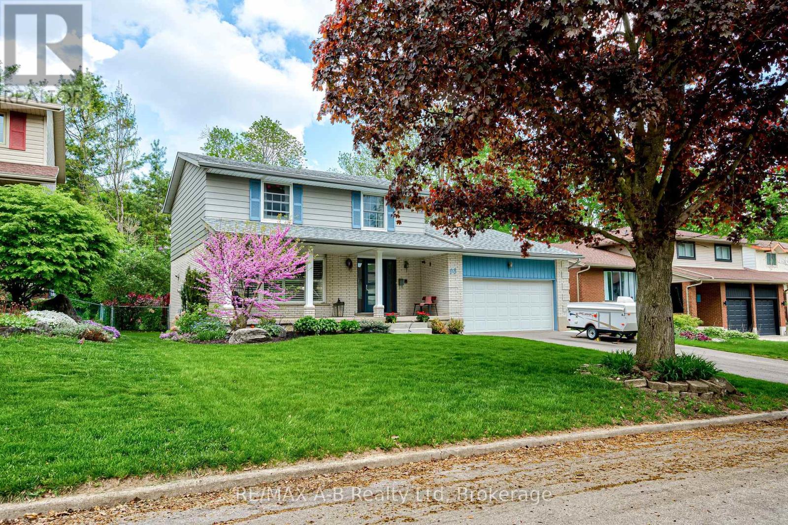 98 Mccarron Crescent, Waterloo, Ontario  N2L 5N2 - Photo 3 - X12155709
