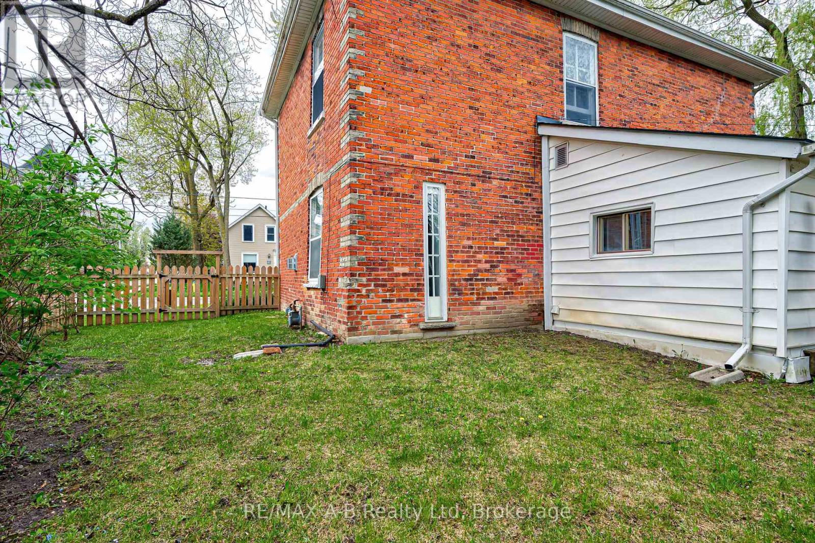 258 Douro Street, Stratford, Ontario  N5A 3S3 - Photo 6 - X12155757