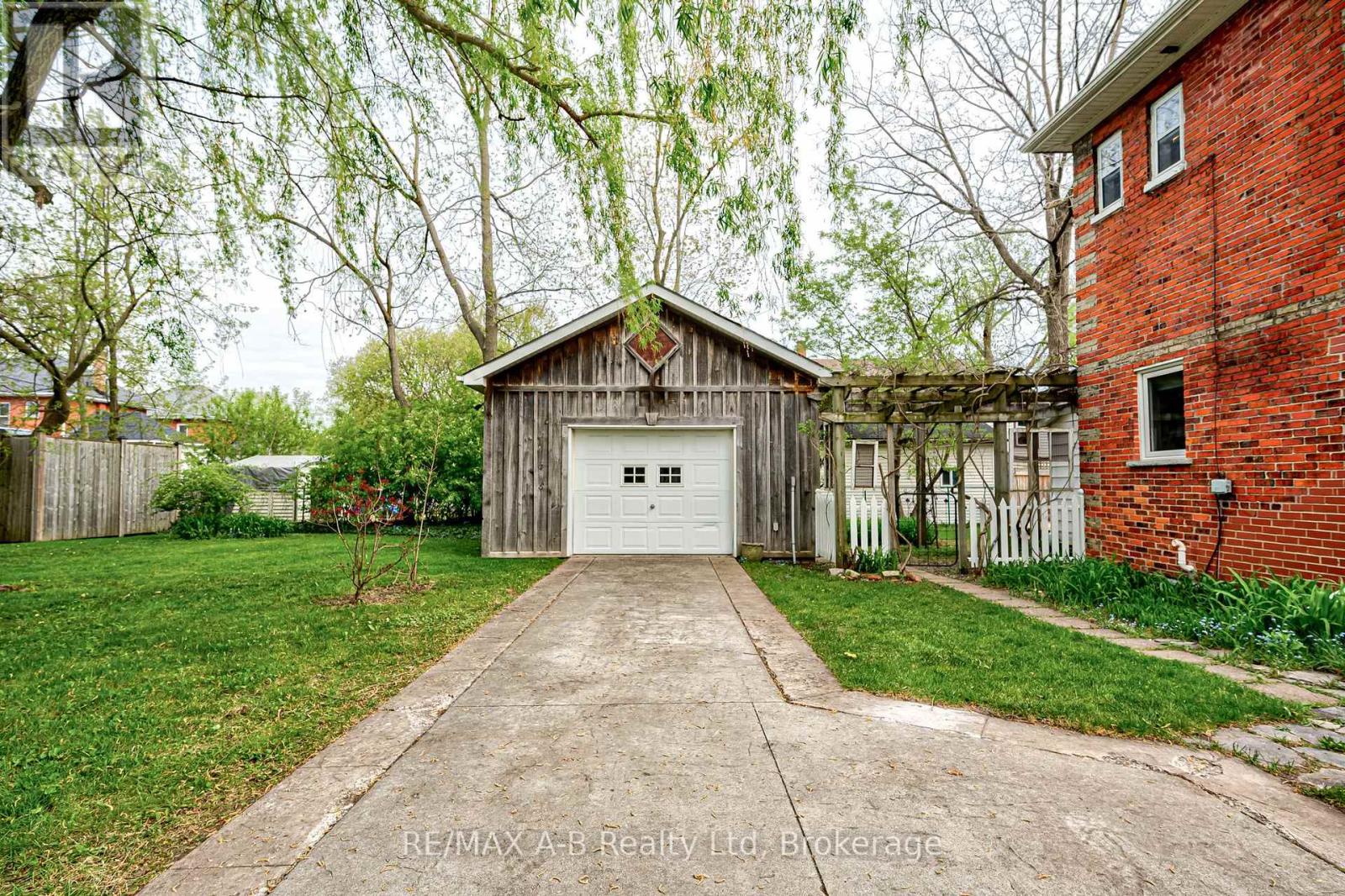 258 Douro Street, Stratford, Ontario  N5A 3S3 - Photo 9 - X12155757