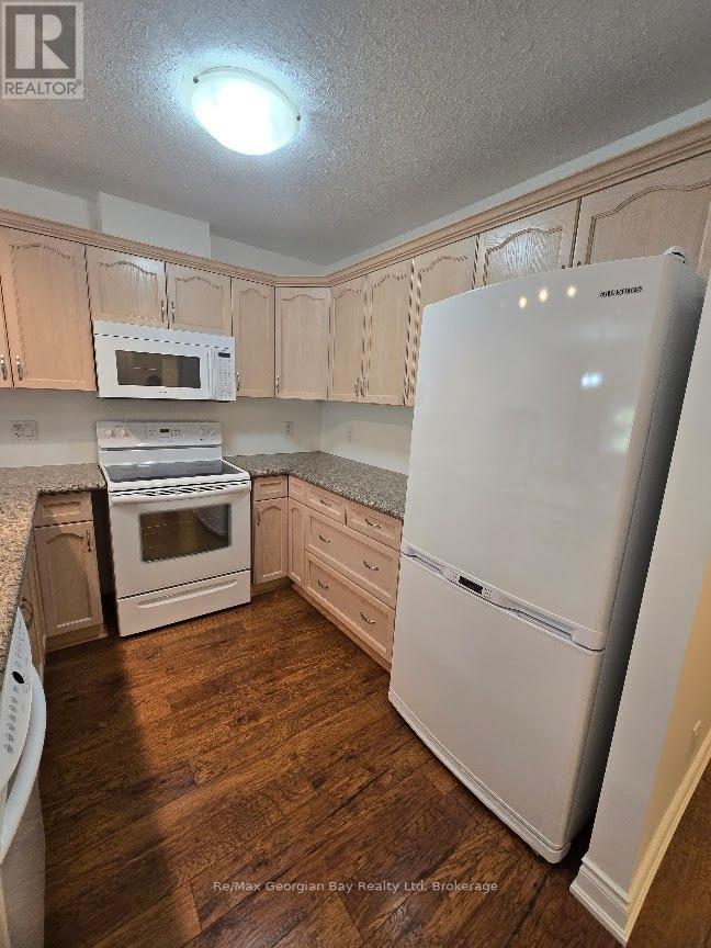 206 - 10 Kimberley Avenue, Bracebridge, Ontario  P1L 0A4 - Photo 6 - X12156693