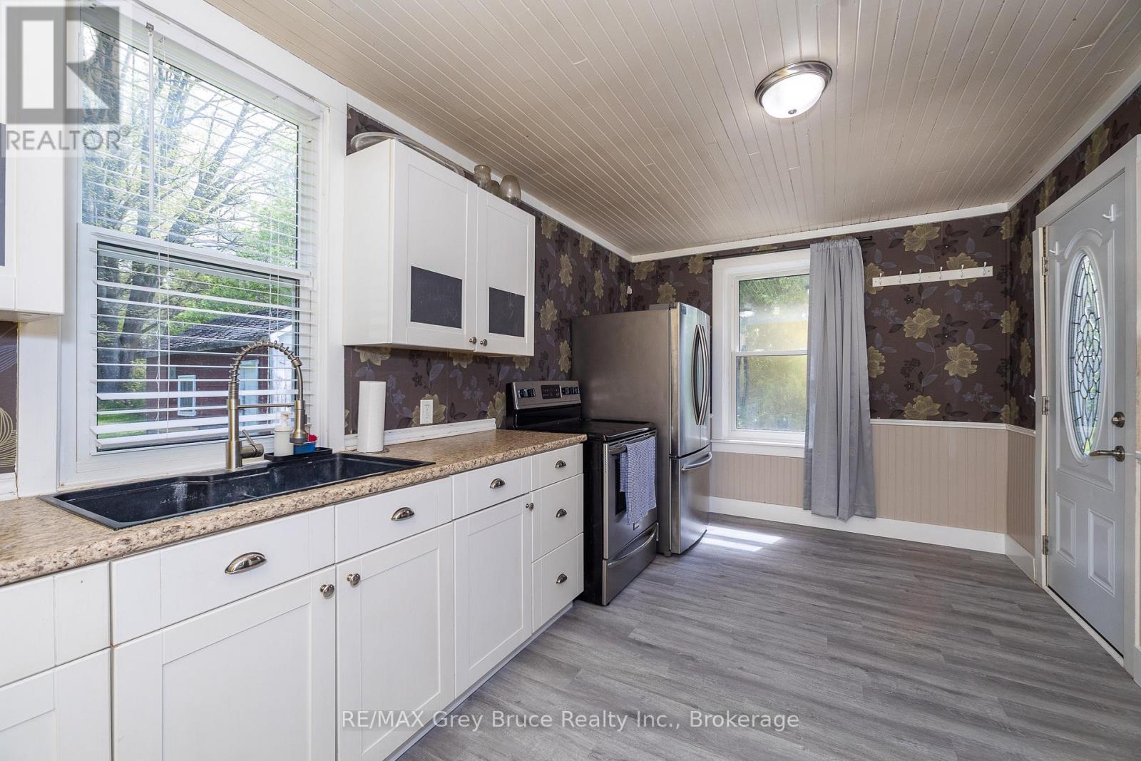106 Spencer Street, South Bruce Peninsula, Ontario  N0H 1P0 - Photo 13 - X12157644