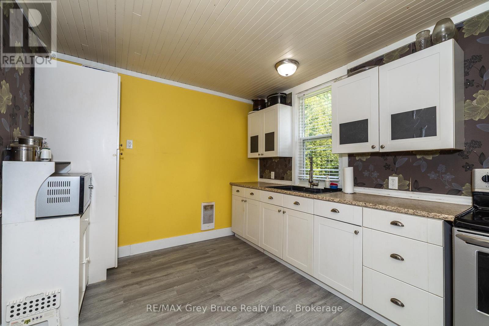106 Spencer Street, South Bruce Peninsula, Ontario  N0H 1P0 - Photo 15 - X12157644