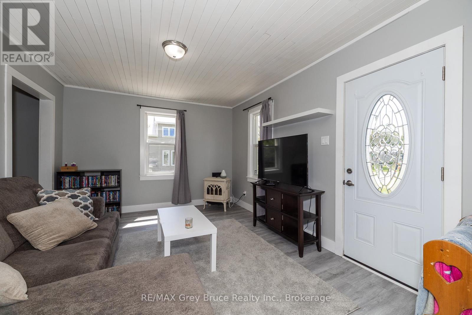 106 Spencer Street, South Bruce Peninsula, Ontario  N0H 1P0 - Photo 6 - X12157644