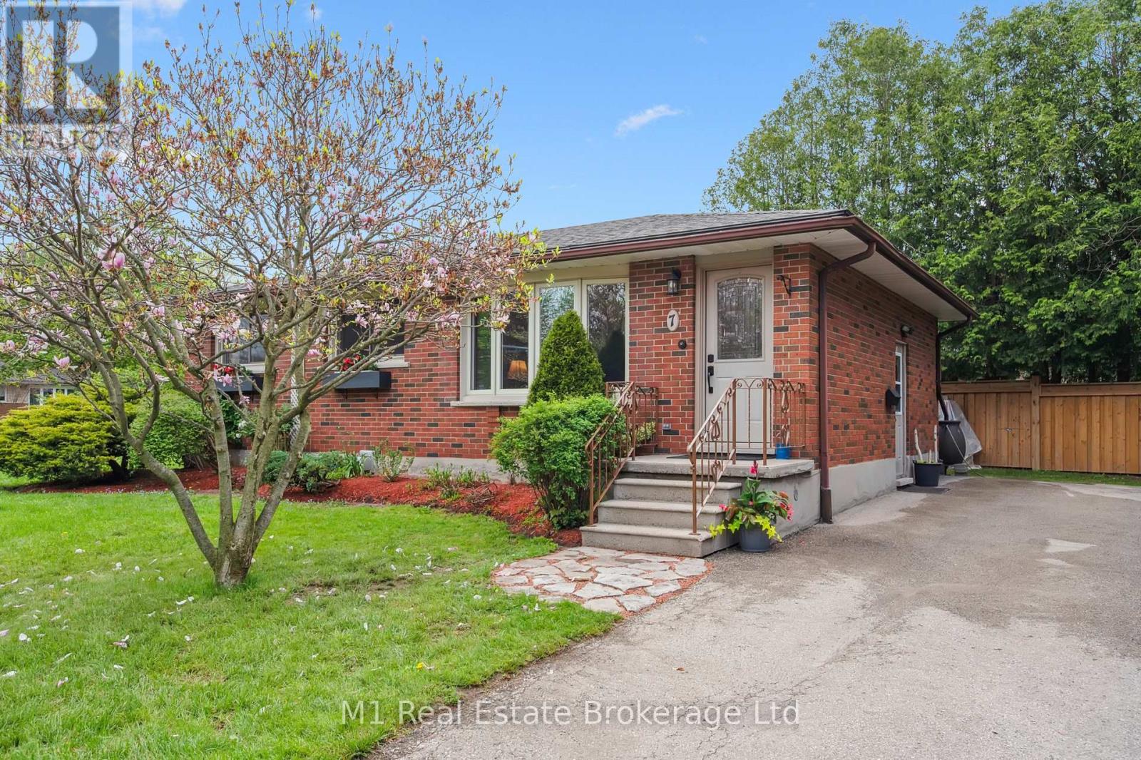 7 Golfview Road, Guelph, Ontario  N1E 1A3 - Photo 1 - X12157950