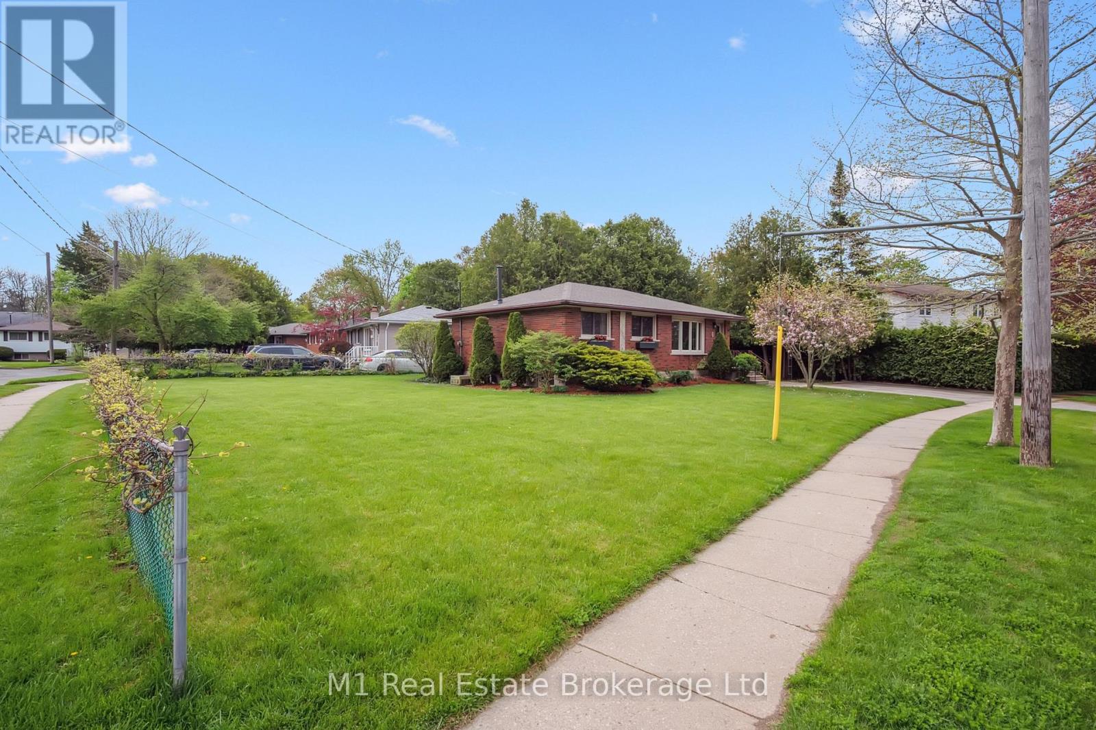 7 Golfview Road, Guelph, Ontario  N1E 1A3 - Photo 3 - X12157950