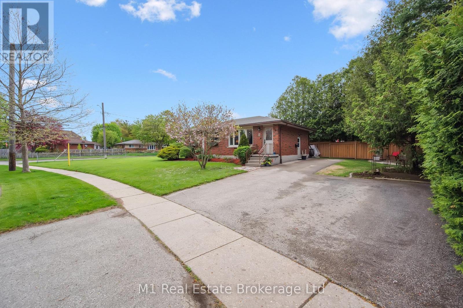 7 Golfview Road, Guelph, Ontario  N1E 1A3 - Photo 5 - X12157950