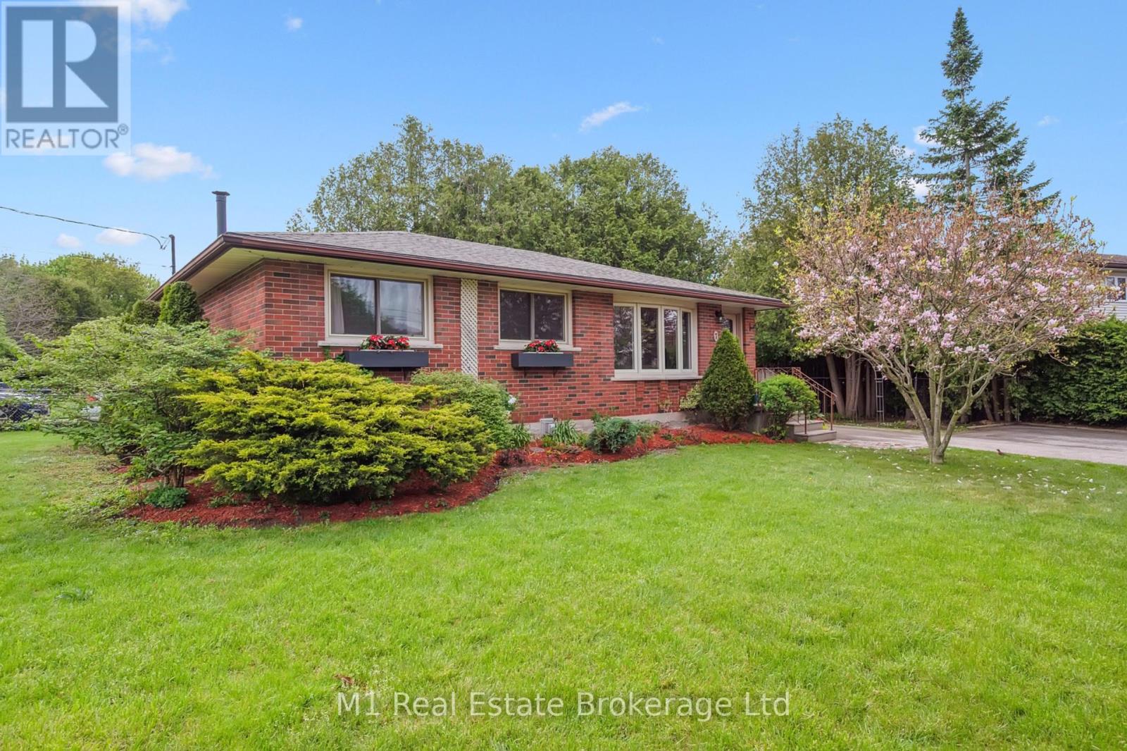 7 Golfview Road, Guelph, Ontario  N1E 1A3 - Photo 6 - X12157950