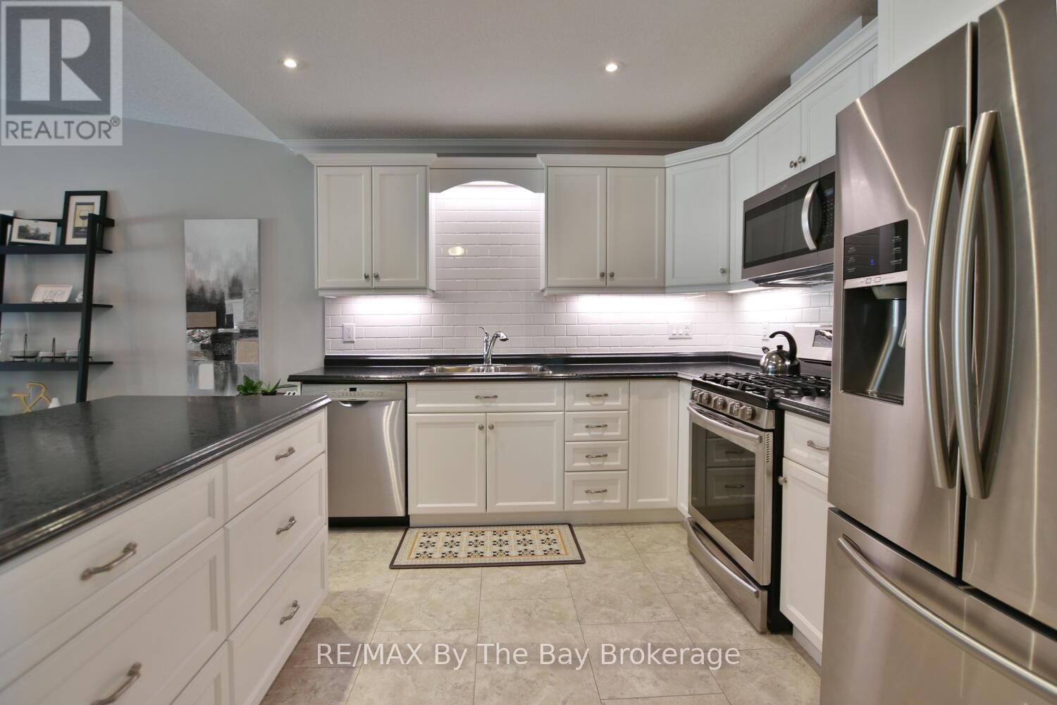 12 Garden Grove Crescent, Wasaga Beach, Ontario  L9Z 0E6 - Photo 9 - S12158520