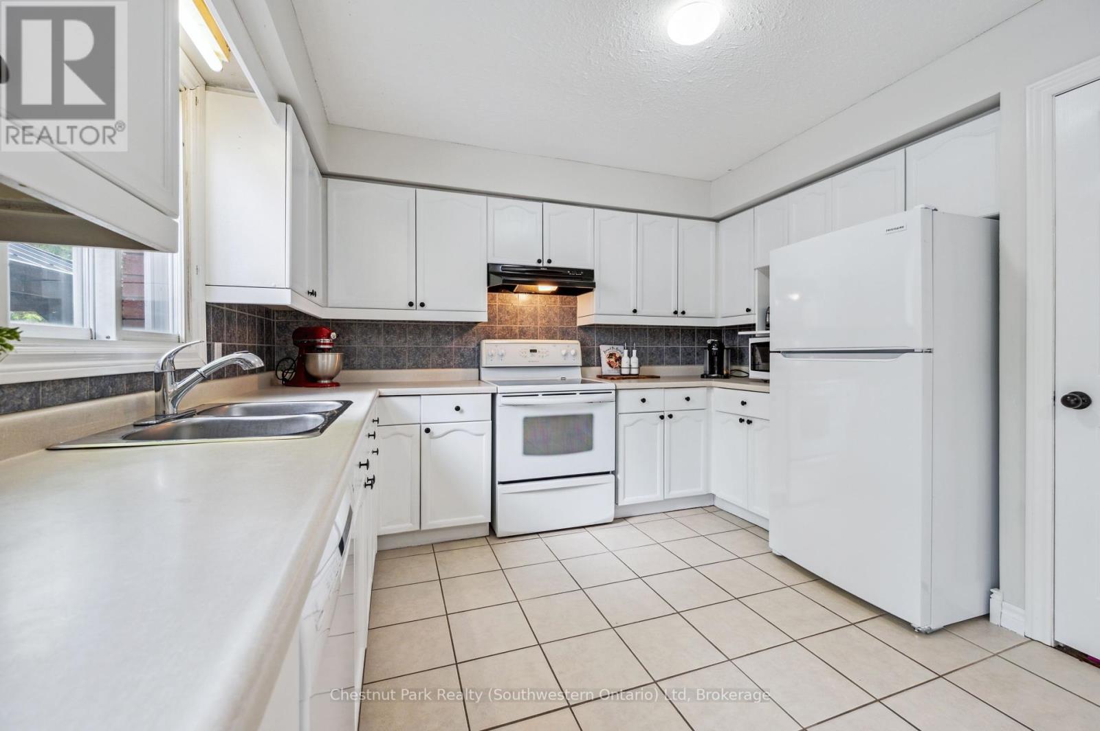 32 Wilson Crescent, Centre Wellington, Ontario  N0B 1S0 - Photo 15 - X12159033