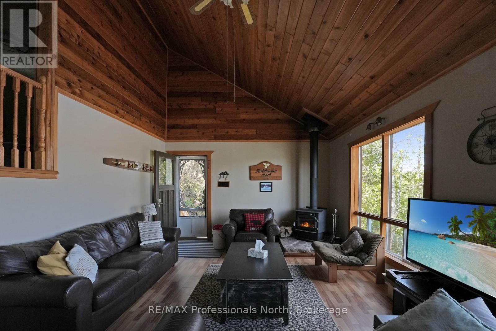 1017 Dunn Road, Dysart Et Al, Ontario  K0M 1S0 - Photo 8 - X12159617