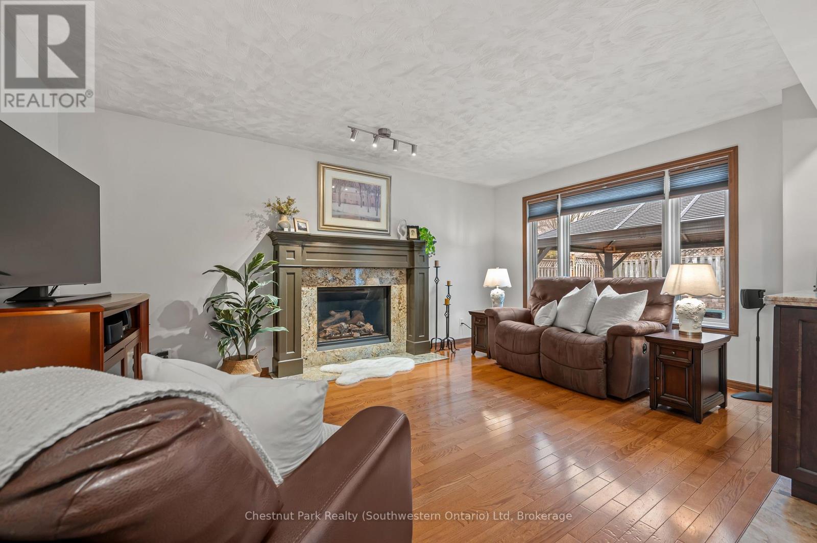 39 Celia Crescent, Guelph, Ontario  N1G 4R4 - Photo 3 - X12159749