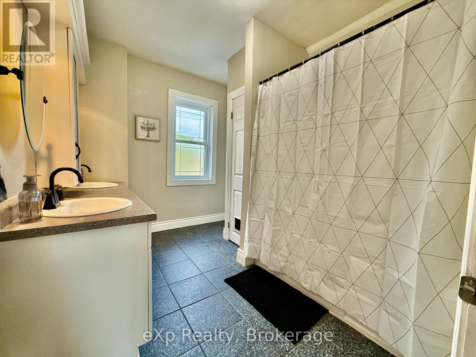 28 King Street, Brockton, Ontario  N0G 1J0 - Photo 12 - X12160682