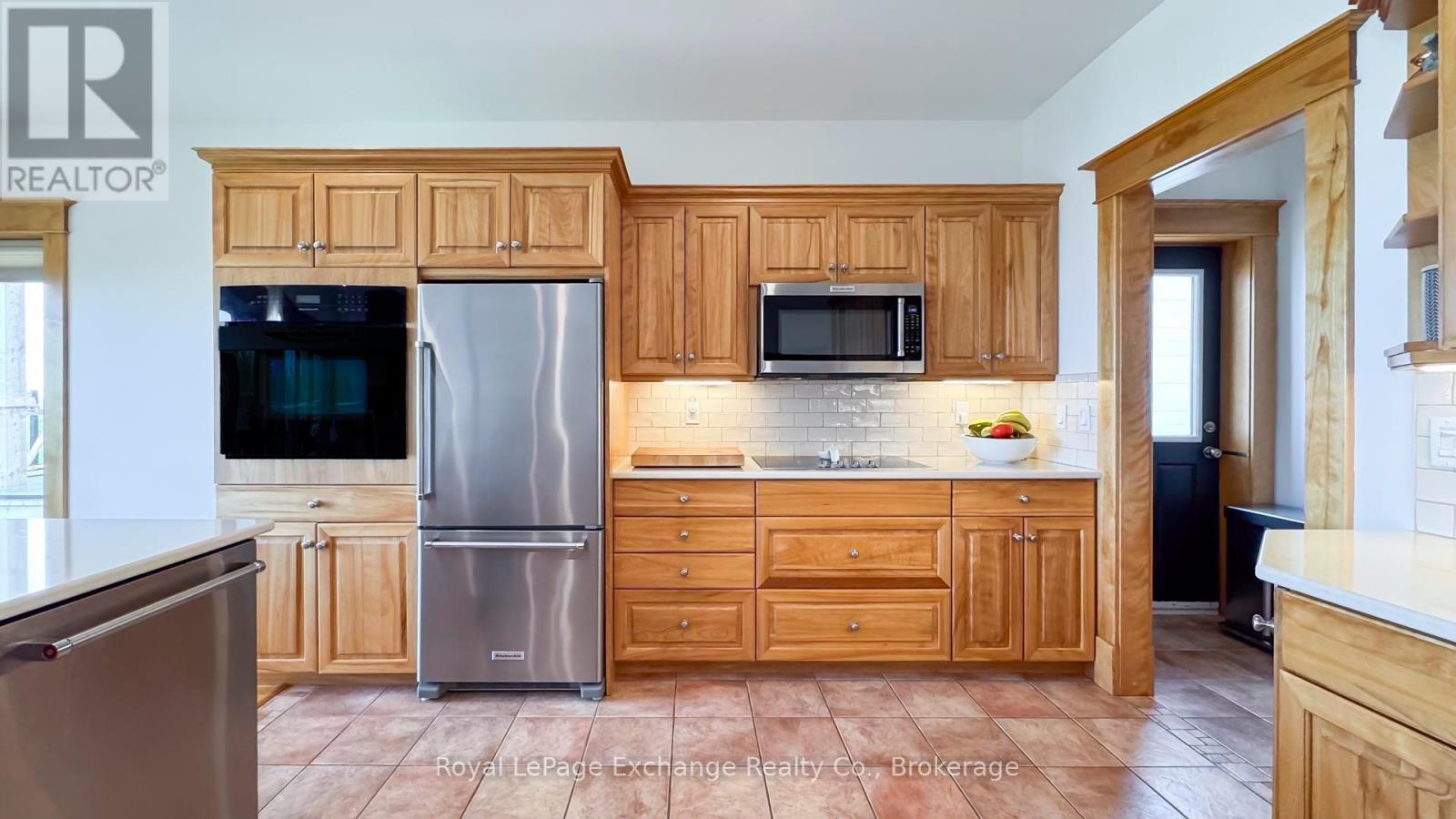 554 Huron Terrace, Kincardine, Ontario  N2Z 2H5 - Photo 11 - X12161290